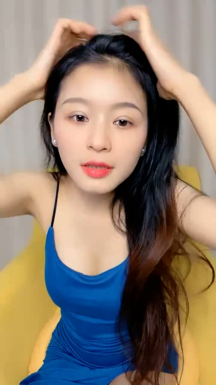 极品尤物气质女神！细腰美腿好身材！性感吊带长裙，沙发假屌骑坐，穿上白丝戴眼镜，极度风骚诱人